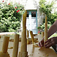 Atelier de fabrication de bougies par des enfants d'école primaire.