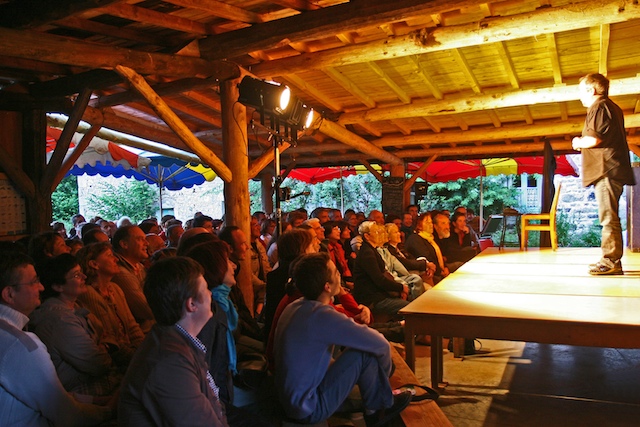 Le 03 juillet 08, Didier Porte, courageusement, face à son public d'abeilles