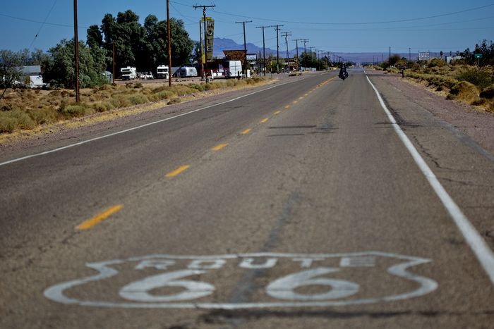 Le Bagdad Café, au milieu de nulle part, coincé entre la route 66 et la voie de chemin de fer.