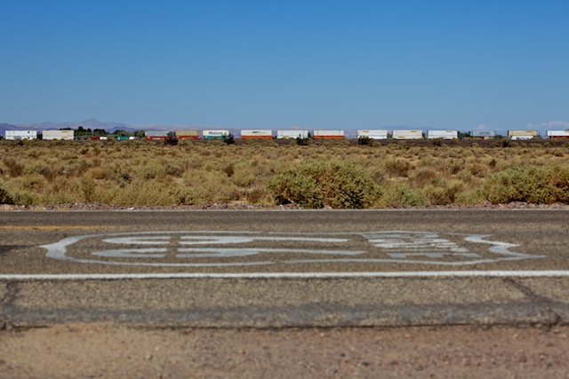 Deux locos devant, deux locos derrière, pour ce train interminable.