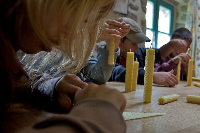 Rouler soigneusement la cire autour de la mèche