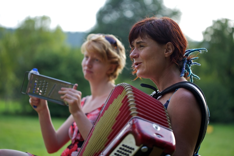 Yéti, Julia et l'accordéon