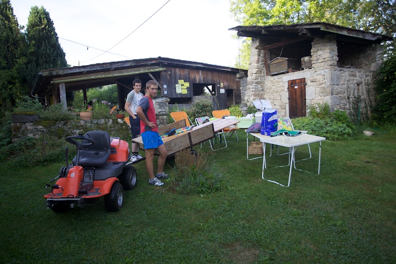 Clément, son copain et les chichis