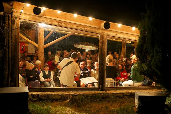 Le public de Francesa no morro, avec les abeilles