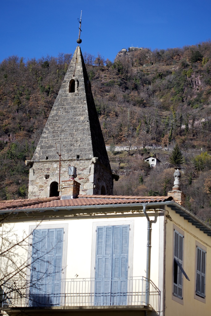 A droite du clocher de St-Sauveur sur Tinée...